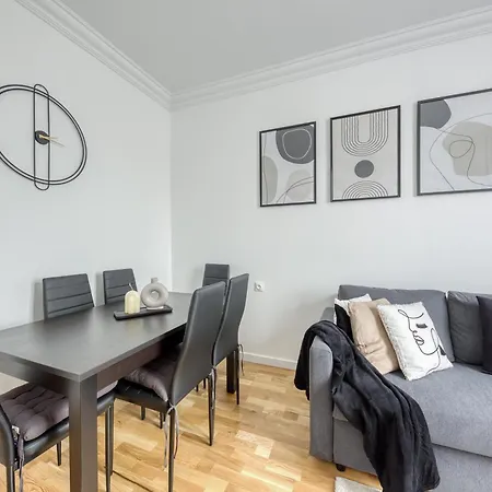 Holiday home Maison 8 Personnes - Parking - Metro 7 Et Rer B A 6 Minutes La Courneuve